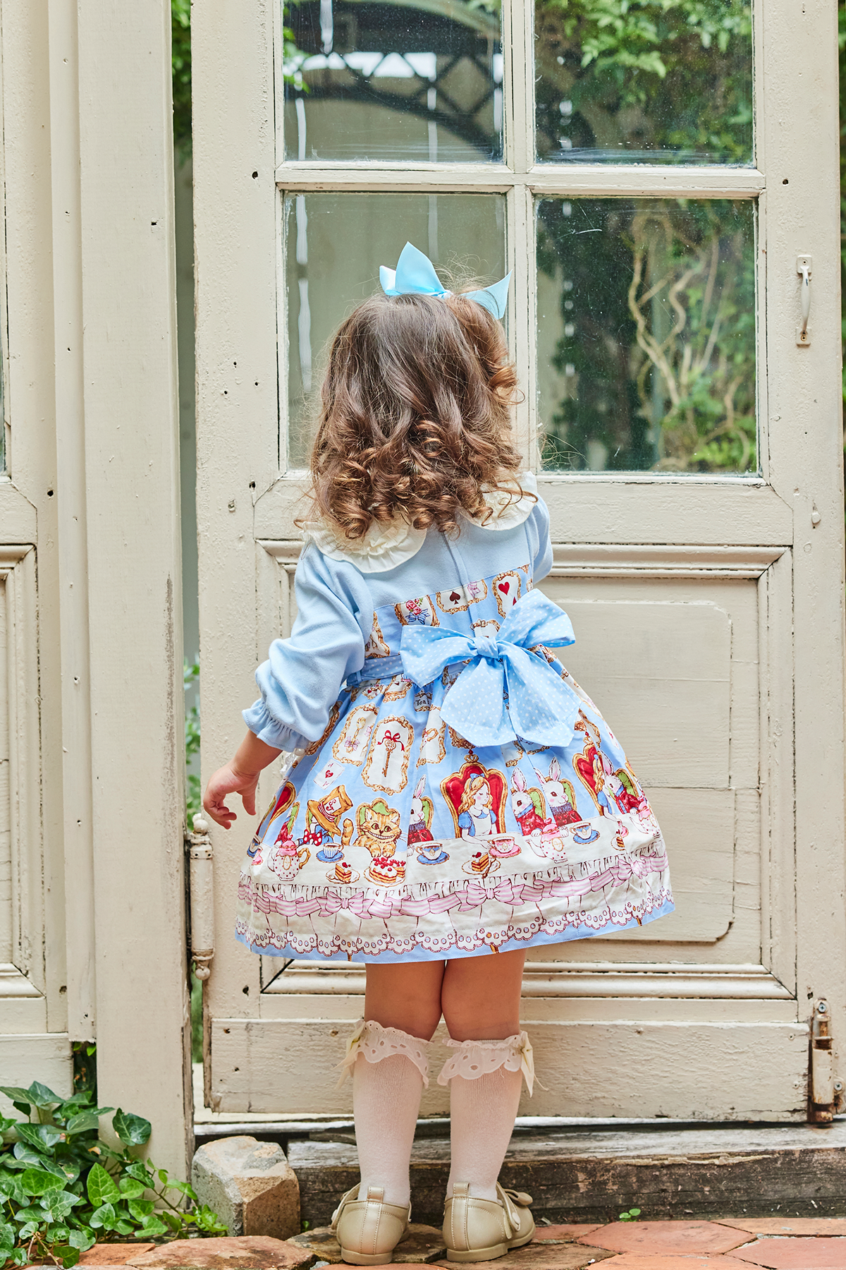 アリスティーパーティープリントエプロン付きワンピース(Toddler アリスティーパーティープリントエプロン付きワンピース(Toddler